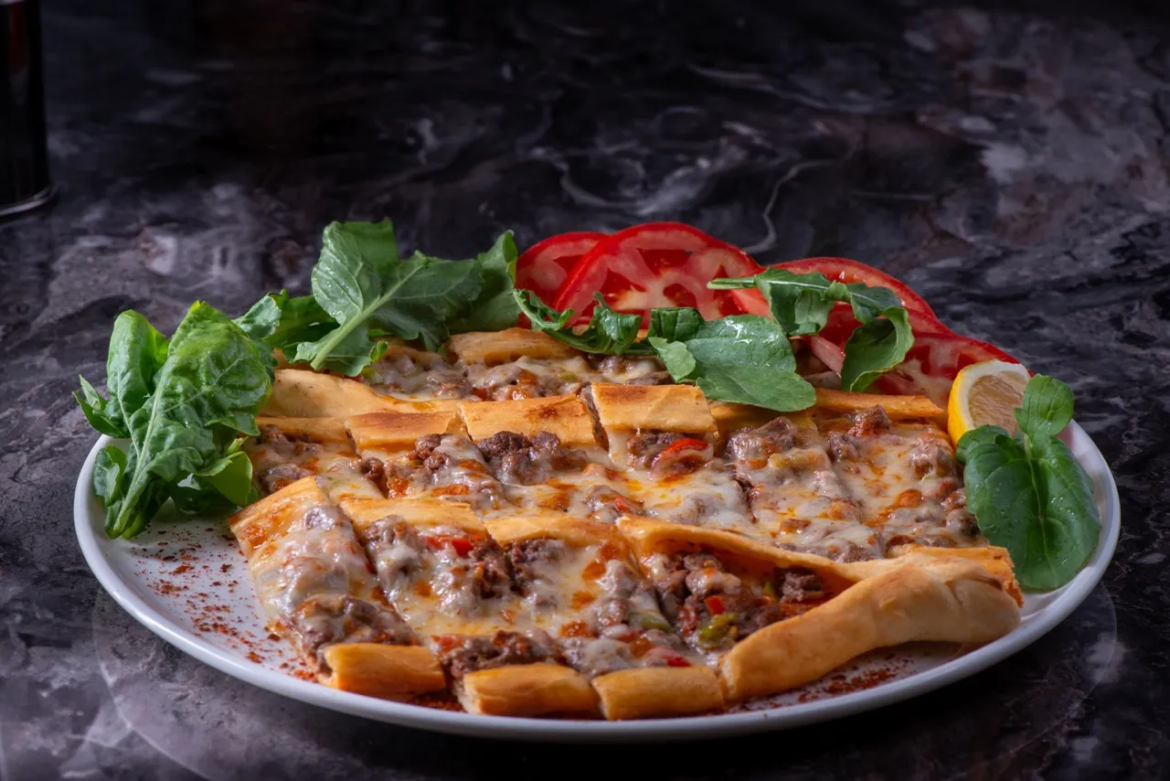 Kuşbaşılı Kaşarlı Pide